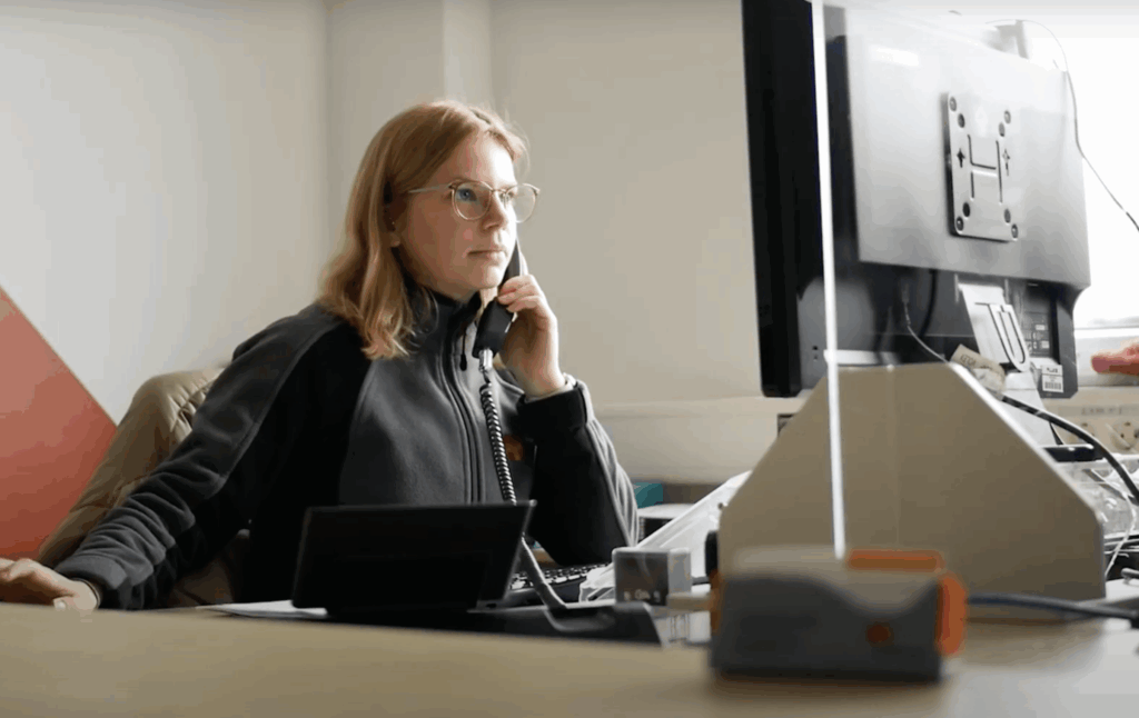 Frau telefoniert mit Kunden, um den Prozess zu erklären