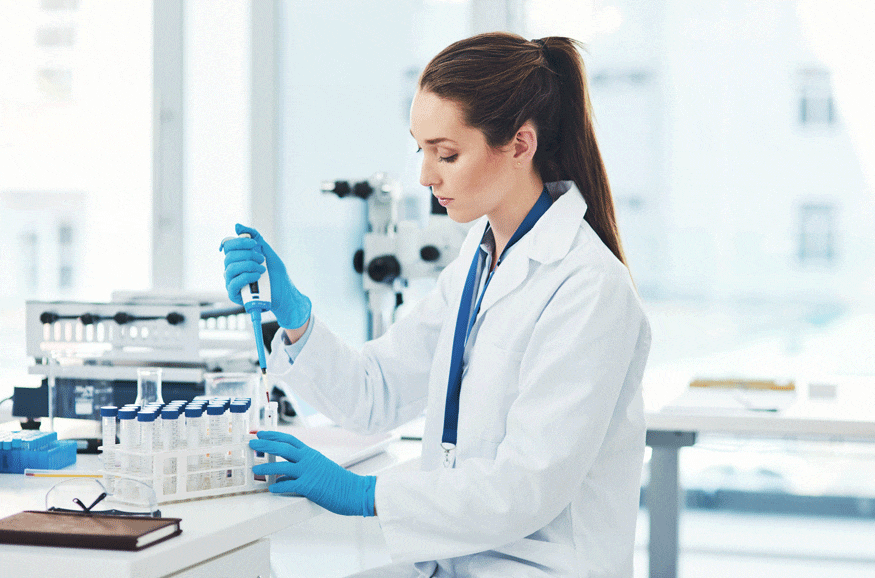 Mitarbeiterin im Labor