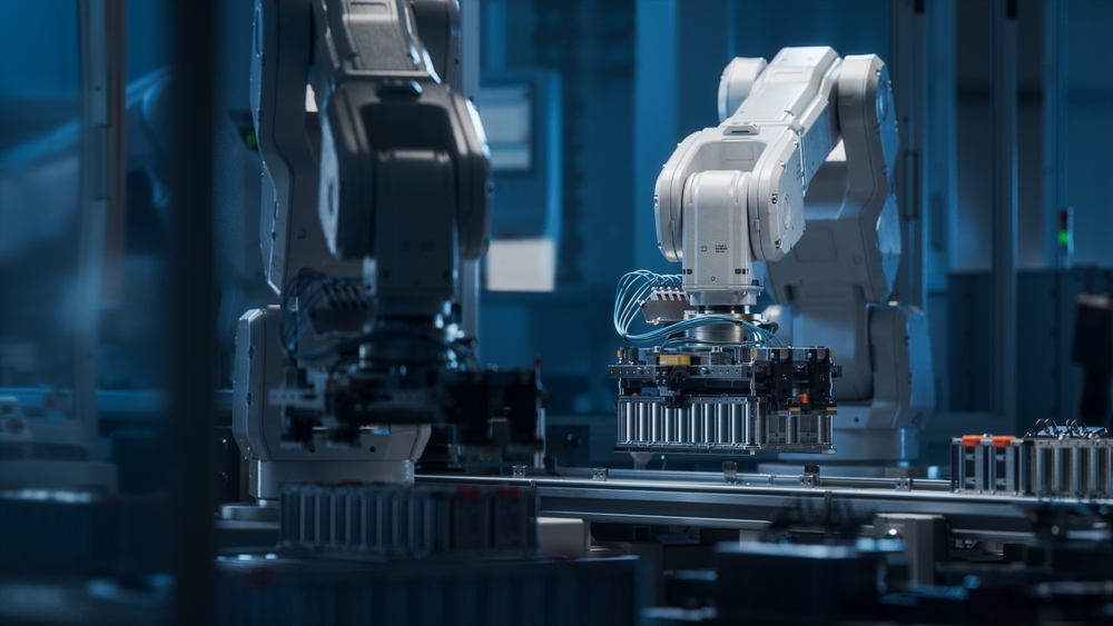Eine Maschine stellt präzise ein Industriegehäuse her