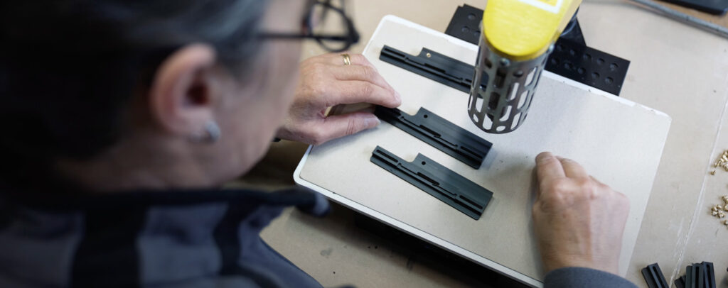 Mitarbeiter fertigt Kunststoffgehäuse an